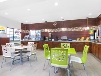 Days Inn & Suites By Wyndham Madisonville Экстерьер фото