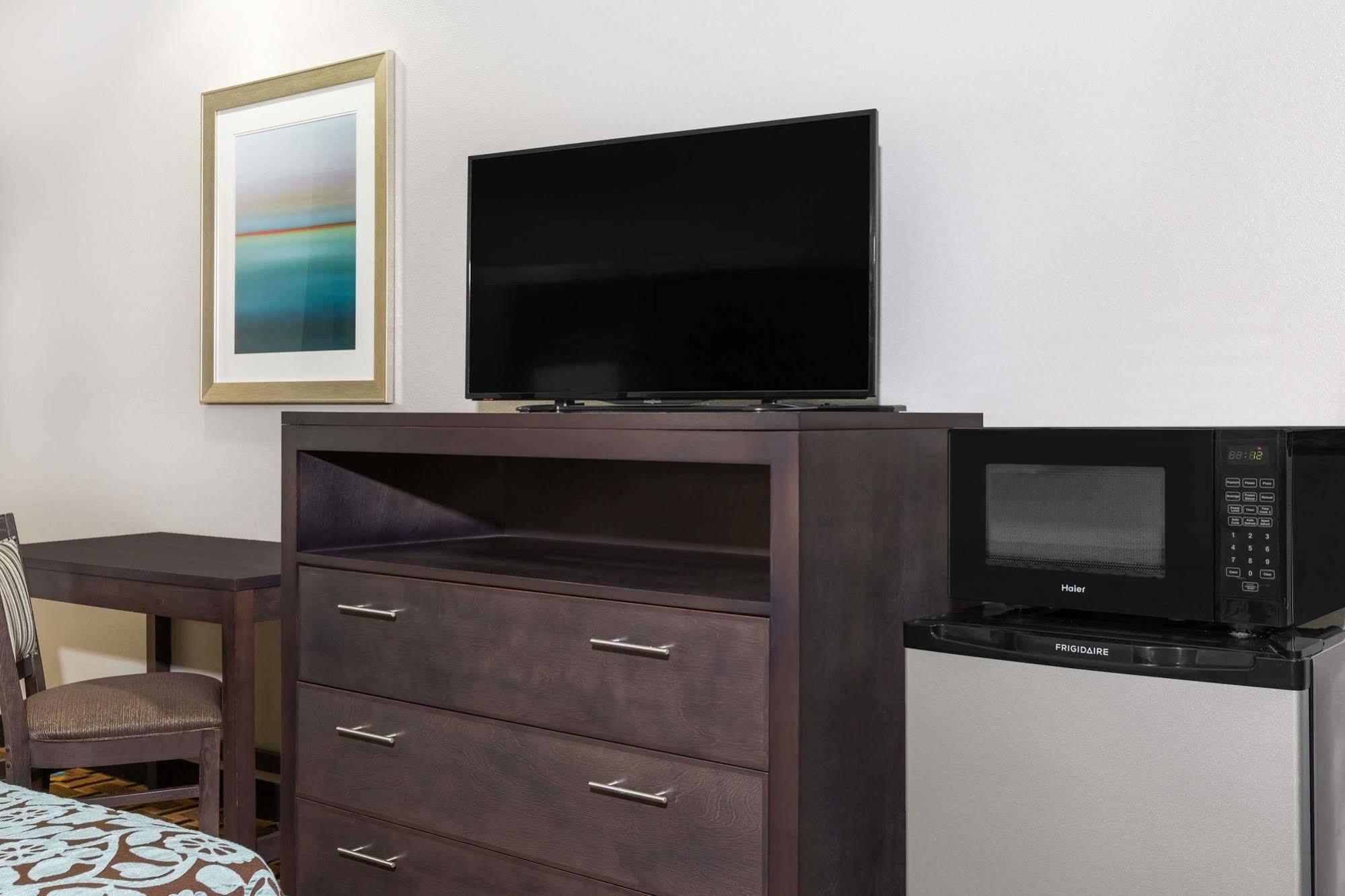 Days Inn & Suites By Wyndham Madisonville Экстерьер фото